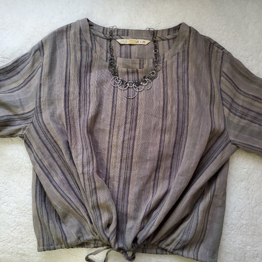 🏷MAKE AN OFFER!! Short-sleeved blouse